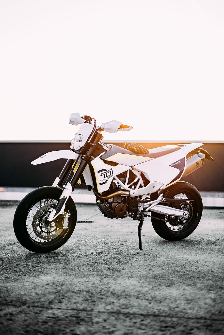 910x1363 Hd Wallpaper Dope White And Black Dirt Bike Parked On Gray Concrete Pavement