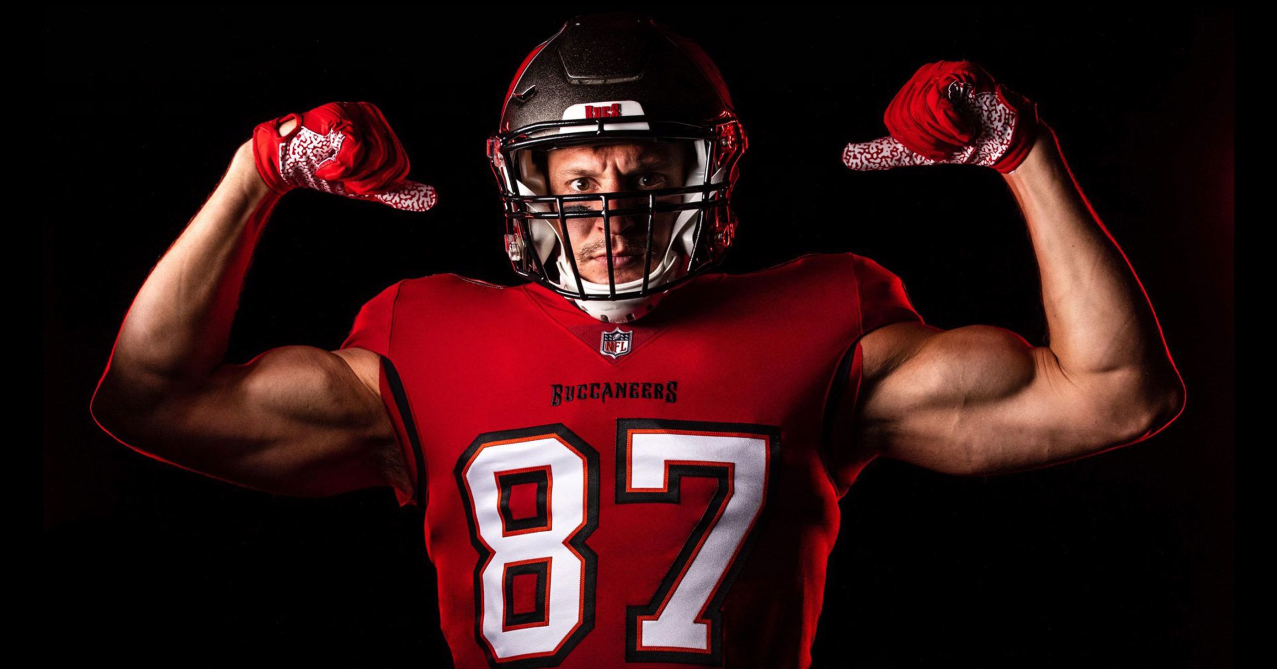 2560x1342 First Image Of Rob Gronkowski In Buccaneers Uniform Released Pics