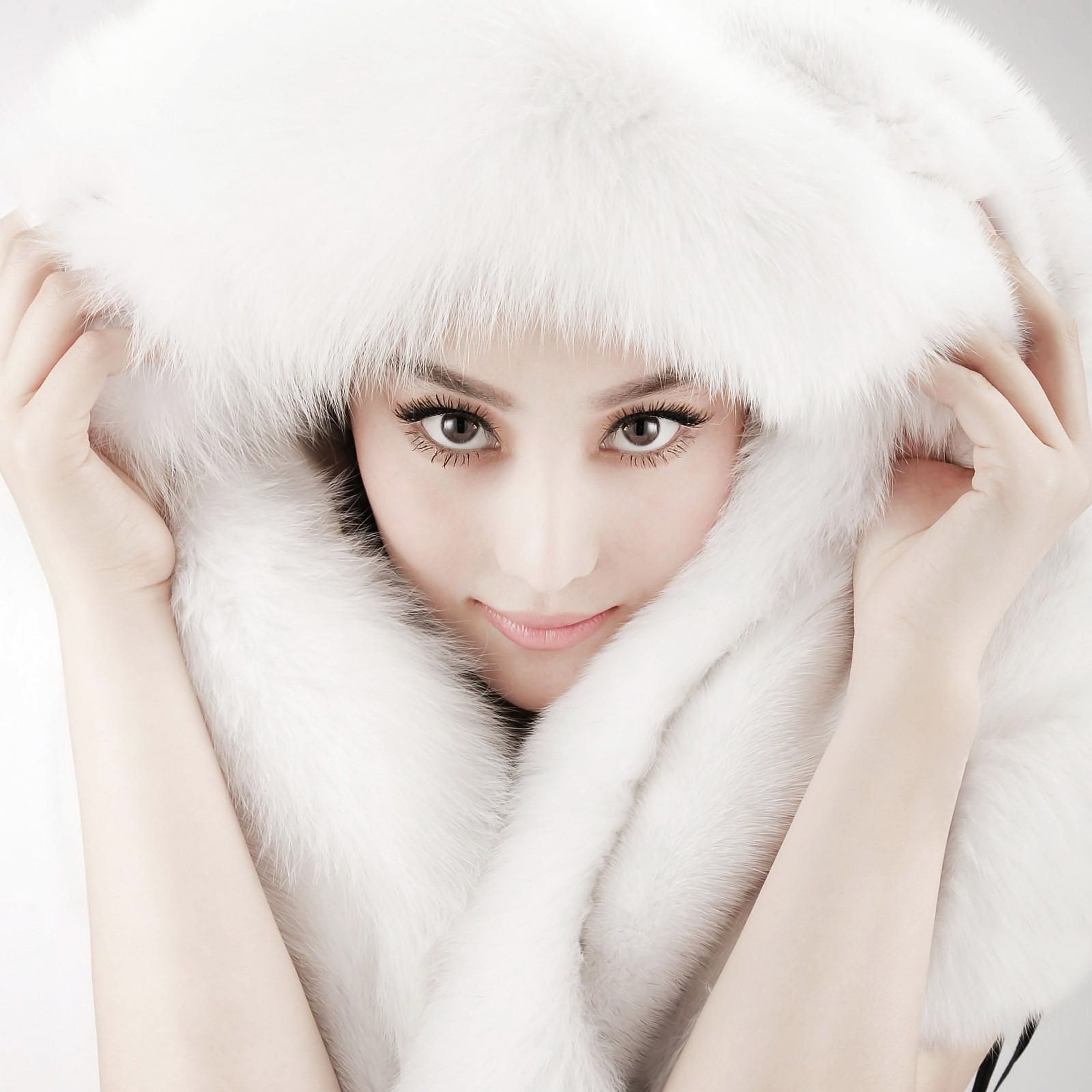 2732x2732 White Chinese Asian Girl Fur Wallpaper
